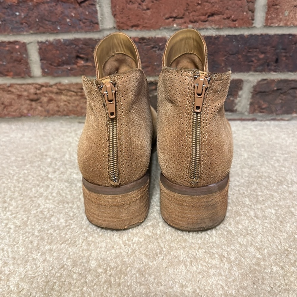 Women’s SZ 8.5 tan suede Korks ankle boots. 2” heel. - Picture 3 of 7